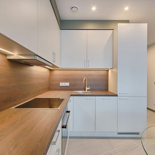 Cocina lacada con acabados renovados